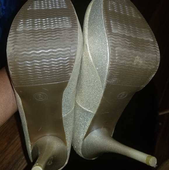 Shoe - Picture 2 of 4